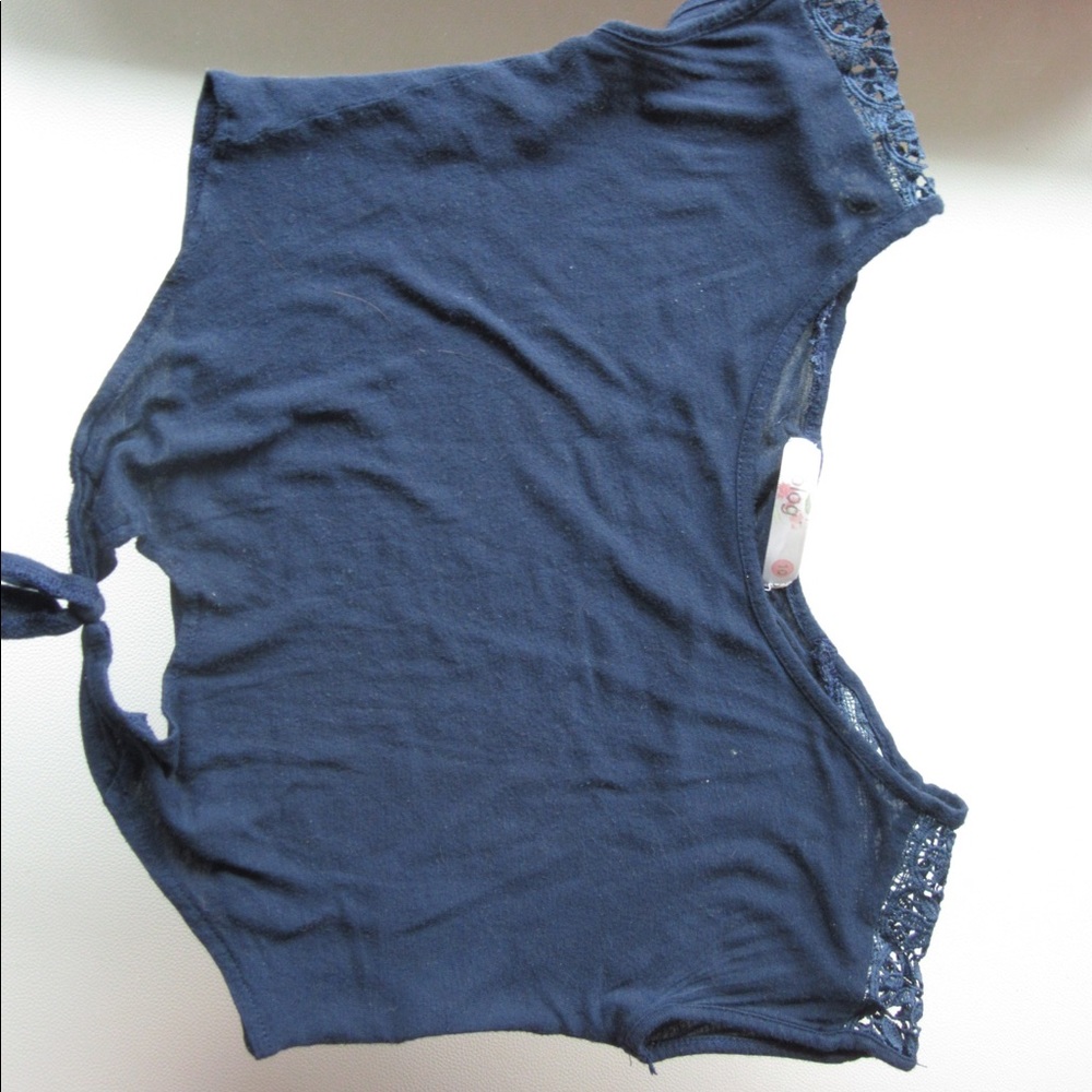 Cropped crop top with tie at end